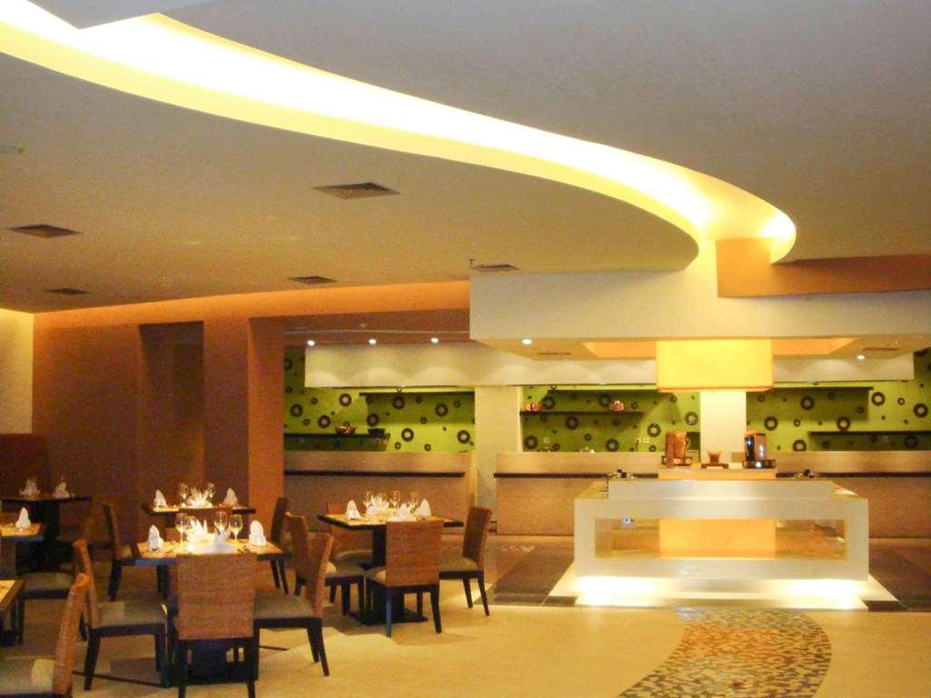 Novotel Manado Golf Resort & Convention Center Restaurang bild