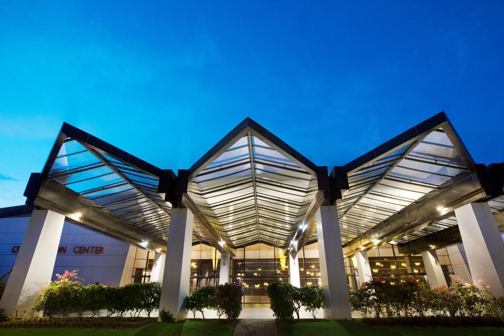 Novotel Manado Golf Resort & Convention Center Exteriör bild